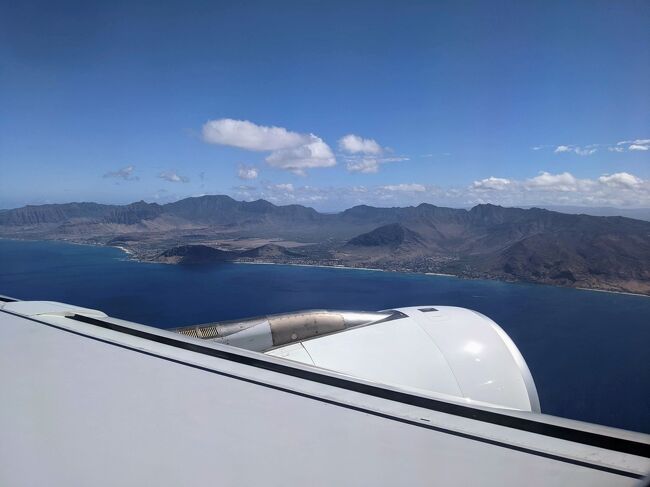 関空出発からホノルル空港到着まで。ハワイの風景を見たい方は旅行記②へどうぞ。<br />8月27日（土）関空20:45発→同日10:00ホノルル着のハワイアン航空450便で出発。<br /><br />　この夏は久しぶりに海外に行きたい…！と思って旅行を申し込んだのは6月末でした。コロナの感染者数もかなり減少し、この夏は自由に動けるようになるんじゃないかと期待していた頃。<br />　最初はヨーロッパに一人旅するつもりだったんですが、欧州の空港が何やら混乱しているとの情報もあり断念。ハワイなら面倒な手続きなく行けるようになったという情報を信じて、たまにはのんびりリゾートもいいんじゃない？と初めてのハワイに行くことに。<br />　面倒な手続きがいらないというのは半分ホントで半分ウソでしたね。手続きけっこう面倒くさかったよ……以前よりは楽になった（現地での隔離期間がなくなったとか、出発前にコロナの陰性証明を取得しなくてもよくなったという点で）んだろうけど。<br />　その後第7波がやってきてあれよあれよと言う間に感染者数が激増。やはりキャンセルしたほうがいいんじゃないか、もしあちらでかかったらどうするのか（実際現地で陽性になったという話も聞きますし）と出発直前まで悩みましたが、運を信じて出発することに。