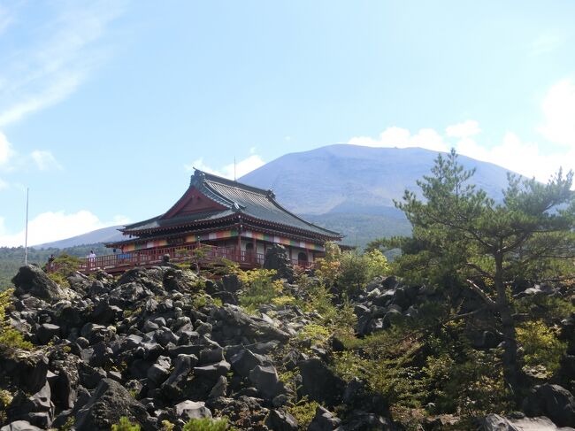 ハーヴェスト旧軽井沢で朝食を終えた私たちシニア夫婦は、小雨が降る中、母をハーヴェストから車で10分ほどの所にある母の友人の別荘に送りました。<br />夕方、お迎えに行くまで私たちシニア夫婦はどこに行く～？<br />シニア夫婦は思案しました。<br />で、有名ですが行ったことがない、白糸の滝と鬼押し出し園に行ってみることにしました。<br /><br />有料道路である白糸ハイランドウェイに入るころには雨も上がり、傘なしで白糸の滝を拝見し、鬼押し出しに到着するころには青空が見えてきました。<br /><br />鬼押出しは、世界三大奇勝の一つとのこと。<br />他はどこ？<br />ググってみたら、アメリカのロッキー山脈、イタリアのチロル地方の土柱<br />だそうです。<br />知らなかったな～