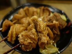 20220928 北千住 路地の奥にもつ焼き屋さん。ささやささでホッピー呑みながら串煮込みと串焼と。