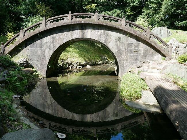 都立庭園は江戸から続く歴史・文化・自然を兼ね備えており、国や東京都の文化財指定を受けている庭園が９ヶ所あります。<br /><br />これまで6ヶ所訪れていますが、秋晴れのある日に思い立って小石川後楽園へ行ってきました。<br />水戸徳川家の頼房が造園し、2代目の光圀の代に完成した庭園で、円月橋、西湖堤など中国の風物が取り入れられているそうです。<br /><br />都立文化財庭園でまだ訪れていない所は残すはあと2つ、ここまできたら是非制覇したいと思います。<br /><br /><br />