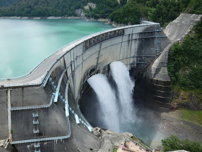 ホテル立山に一泊し最終日は黒部ダムを経由して長野方面へ。天気予報は雨でしたが晴れました！<br />「くろよん」こと日本最大級の規模を誇る黒部ダムを見学。長いトンネルを抜けた先に広がる巨大な人工物は先人の苦労が偲ばれます。日本でここにしかないトロリーバスも見どころです！<br /><br />ざっくり旅程<br />黒部峡谷鉄道トロッコ列車、富山地方鉄道、立山黒部アルペンルートを満喫してきました。<br />新黒部→富山地鉄→黒部峡谷鉄道→宇奈月温泉(泊)→富山地鉄アルプスエキスプレス→立山→室堂(泊)→黒部ダム→扇沢→長野