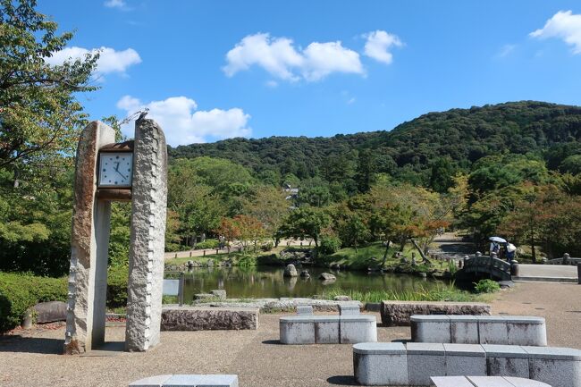 コロナ禍の影響で、京都の町には暫く出かける事が出来ませんでしたので、久しぶりに訪れてみようと思い計画しました。振り返ってみると、最後に京都を訪れたのは2020年(令和2年)1月30日でしたので、今回出かけると2年8ヶ月ぶりになります。<br /> 今回の計画は、一日目を東山地域を中心にマイナーな場所を尋ねることにしました。その日は早めにホテルオークラにチェックインをして、河原町界隈を散策しました。<br /> 二日目は学生時代によく訪れた、嵐山のマイナーな場所である大悲閣(千光寺)・二尊院を拝観しホテル日航プリンセスにチェックインします。<br /> 三日目は連れ合いの希望で、クラブハリエ・ラコリーナ近江八幡に向かい散策を兼ねて買い物をし、帰路につきました。<br /><br /> 2年8ヶ月ぶりの京都の旅を満喫できた、私にとっては(連れ合いにとっては歩く距離の多い『一日18000歩』余りの疲れ切った)有意義な旅となりました。<br /><br /> ホテルオークラはワンハーモニー会員カードを利用して、一人9,000円宿泊税200円 計9,200円でした。(二人合計18,400円)<br />