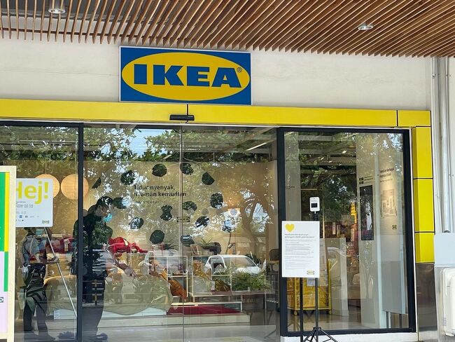 クタに出来た「IKEA」に行ってきました。<br />小さい店舗とは聞いていましたが、小さいです！<br />普通の広めのお店ぐらい（？）店舗面積1200平方メートルで、インドネシア最小店舗らしいです。<br />フードコートや、インテリアコーディネートもあり、楽しいです。<br />新しい家に住むなら、こんなオシャレなデザインの部屋、素敵だなぁーっ、色々夢が広がるね！と明るい未来の事を話しながら見てました。