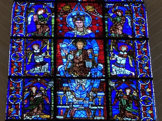 パリのノートルダム大聖堂が絶賛復旧工事中の今、パリ周辺のノートルダム大聖堂をめぐるのもよいかと思い、今回はステンドグラスが美しすぎて評判のシャルトル大聖堂をチョイス。「青の聖母」と「十二星座」のステンドグラスがお目当てです。<br /><br />シャルトル大聖堂へは、モンパルナス駅からSNCFで向かいます。ちょうどモンパルナス駅近くに宿泊していたのもシャルトル大聖堂を選んだ理由の一つです。<br /><br />シャルトル大聖堂はCathédrale Notre-Dame de Chartres、つまり聖母マリアに捧げられた大聖堂です。