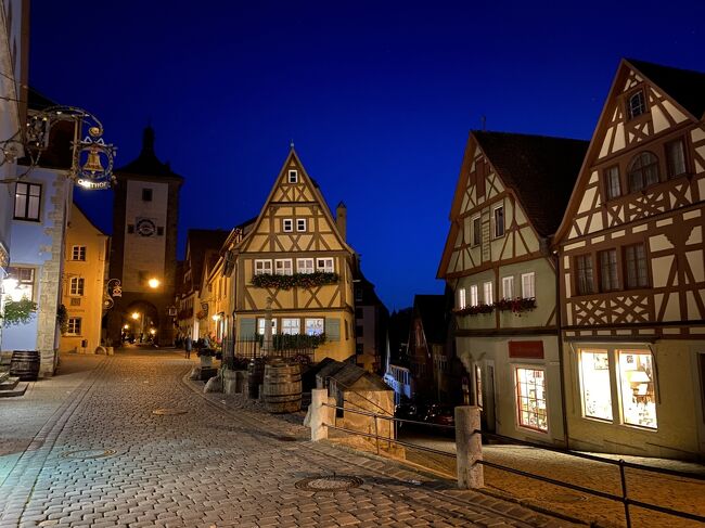 ドイツ南部旅行では絶対に訪れたいローテンブルク（Rothenburg ob der Tauber）。<br /><br />観光でしたいド定番はこの3つ！<br />1.プレーンライン（トップの写真）の日中と夜の撮影<br />2.ロマンチックでかわいい町並み散歩<br />3.シュネーバルを食べる<br />4.クリスマスかテディベアのグッズを購入<br /><br />駅からスタートして写真をいろいろ撮るものとして、所要時間はだいたいこんな印象↓<br />プレーンライン・マルクト広場のみ　1.5時間<br />＋食事　1時間<br />＋ぐるっと全体散策（博物館含まない）　3時間<br />博物館に立ち寄ったり、夜の撮影もとなると1日がかりです。<br />今回は8:30スタート、13:00終了の行程でした（食事なし、シュネーバル食べただけ）。<br />だいたいの見どころは寄れたと思いますが、あと1時間30分くらいあればもうちょっと余裕があったかも。<br /><br />ちなみにローテンブルク伯爵家がつくった町はいくつかありますがすべて「ローテンブルク」という名前。<br />日本人に最も有名なここは「タオバー河畔のローテンブルク」＝ローテンブルク・オップ・デア・タオバーが正式名称です。