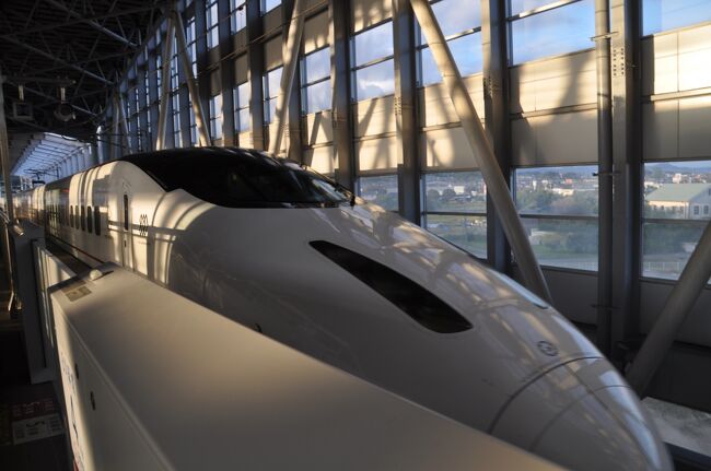 　2022年9月23日に西九州新幹線武雄温泉－長崎間が開業しました。<br />　本来なら、開業日当日乗りに行くところですが、いろいろ事情があって5日後の9月28日に乗りに行くことにしました。<br />　ＪＲ九州の「ハロー自由時間ネットパス（北部九州）」を使用して、9月28日と29日の1泊2日で時間が許す限り鉄道に乗ってきました。<br />　西九州新幹線、大村線を乗り終え、鉄レコは再完乗達成、当初は西九州新幹線の開業によりＪＲ九州が第二種鉄道事業者となった諫早－江北へ乗りに行こうと考えていましたが、爆破予告の影響で予定通り行けなくなったため、新大村駅からこの日の宿泊地の熊本県へ向かいます。