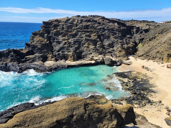 私たち家族の大好きな場所☆ハワイ・コオリナ☆<br />今回は→アウラニ{Aulani, A Disney Resort &amp; Spa in Ko Olina, Hawai‘i}<br />2ベッドルーム・ヴィラ・オーシャンビュー×10泊します。<br /><br />～～暮らすように旅をする～～バケーションスタイル～～【2日目】<br />◇◇今日の予定◇◇<br />KCCファーマーズマーケット⇒⇒東海岸のビーチホッピング(ハロナビーチ＆ベローズビーチ)⇒⇒フードトラック⇒⇒アラモアナ<br /><br />◆「KCCファーマーズマーケット」<br />毎週土曜日に開催される～ハワイでもっとも規模の大きな青空市場<br /><br />◆東海岸～ビーチホッピング<br />「マナナ アイランド」＝「ラビット アイランド」<br />※ラビットに似ている島で<br />「ハロナ・ビーチ・コーブ」<br />※映画の撮影場所にも使われる美しいビーチ<br />「ベローズ フィールド ビーチ パーク」<br />※アメリカ空軍の敷地内にあるため、軍関係者以外立ち入り禁止エリアですが！<br />週末のみ行くことができる貴重なビーチ<br /><br />◆フードトラック<br />「レナーズベーカリー」＆「ハンバーガー」<br /><br />◆「アラモアナセンター」<br />明日の結婚式で着る～お揃いのアロハを買いに行きます。