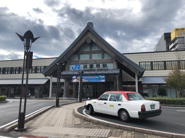 9月17日・18日に、山陰の鳥取の2カ所でお仕事があり、だったら出雲に前日入りしてサラリーマン時代の先輩と一献し、当日鳥取入りしようと考えました。<br /><br />と言っても出雲大社や宍道湖等の観光は一切なく先輩と呑んだだけなので、お役に立つような情報は一切ないと思われ。<br /><br />だからタグもほとんど付けられずww