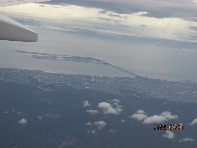 横浜を過ぎると、機は雲の上に出て眼下の様子を見ることはできない。今日の空中展望は諦めるしかない。富士山も今日に限っては全く姿を見せてくれない。安定飛行３０－４０分足らずの間に本を取り出して読む気持ちにもなれない。しかも今回は巡拝する観音寺は京都市内に限られている。以前目を通しているので、改めて読むことも無いだろう。<br /><br />機内サービスのコーヒーをゆっくり飲んで、今はどの辺りかと窓の下を見ると、途切れ途切れの雲間の下に、黒々とした山脈が見える。時間的には熊野山地に違いない。黒い山脈が波のように襞を打っている。その間に道路も見える。山中を切り開く道路、ここだけは直線的で、人工的だ。山の仲間の車で、この山中の大台ケ原に来たのは何年前か・・。若い頃は吉野からの奥駈けでこの山中を縦断し、熊野まで縦走することも夢見たが、いろいろ実現できなかった見果てぬ夢、この吉野奥駈けもその一つになっている。<br /><br />僅かな時間で紀伊半島を横断し、紀ノ川上流に出る。去年この飛行ルートは高野山に参詣した際、同じく羽田から関空まで飛んだ時に通った。和歌山橋本辺りからずっと紀ノ川を下るようにして機は西行し、紀ノ川盆地の良い観察ができた。機の上からは橋の有無はよく見えないが、河口近くまで大きな橋はないようだった。有吉佐和子の「橋の無い川」などを思い出した。今日は川の真上ではなく、やや南側を飛行し、パっと河口上空にでて、早くも紀淡海峡が見える。もう既に和歌山市上空だ。