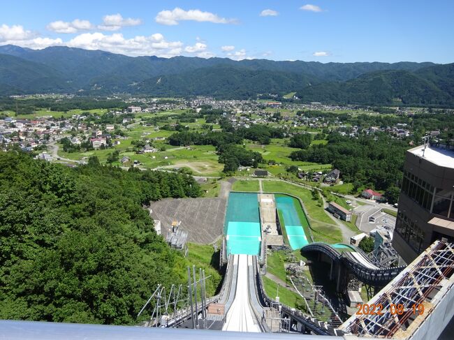 コロナさんが蔓延して以来、ずっと中断していた夏の家族旅行ですが、３年ぶりに復活しました。<br />日程は１泊２日、行き先はご時世柄、アウトドア中心にという条件で長野県の白馬です。<br /><br />２日目は朝から熱気球体験やラフティングなど、まさにアウトドアの体験をしておりました。<br />昼食後、最初に向かったのは、ジャンプ競技場。長野オリンピックの会場だった場所のひとつです。もちろんジャンプ台のてっぺんまで登りました。周囲の景色が一望できて気持ちいいですね。ここから飛ぼうという気は決して起きませんが（笑）<br /><br />そしていよいよ白馬村をあとにします。<br />途中、高速道路に乗る前に安曇野市にある「大王わさび農場」に立ち寄りました。見学後、わさびのソフトでおやつタイム。ソフトにわさびは合いますよ。<br /><br />あとはまっすぐ帰宅･･･　なのですが、いろいろありましたね^^;