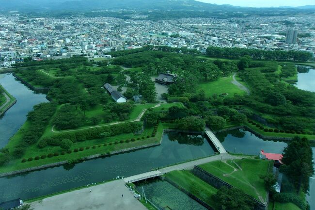 函館2日目も良く晴れました。朝いちばんで五稜郭に向かいます。タワーから見下ろすと、五稜郭の形がはっきり見えました。<br /><br />お昼ごはんを食べた後は、赤レンガ倉庫の方に行ったり、函館駅近くの青函連絡船・摩周丸を見に行きました。昔々、学生時代に北海道に行く時、急行八甲田から乗り継いだ青函連絡船は、確か摩周丸だった記憶があり、とても懐かしく思いました。<br />中でも、「台風で沈没した洞爺丸」の展示は興味深いものでした。義父が乗り損ねて、命拾いした話を何度も聞いていたからでしょうか。<br /><br />翌朝、早い時間の津軽海峡フェリーで下北半島に渡るのでと、早めに休もうとした夜、夫の携帯が鳴りました。予約していたフェリー会社から、明日は悪天候で欠航の可能性があるとの連絡。さあ、どうしましょう。