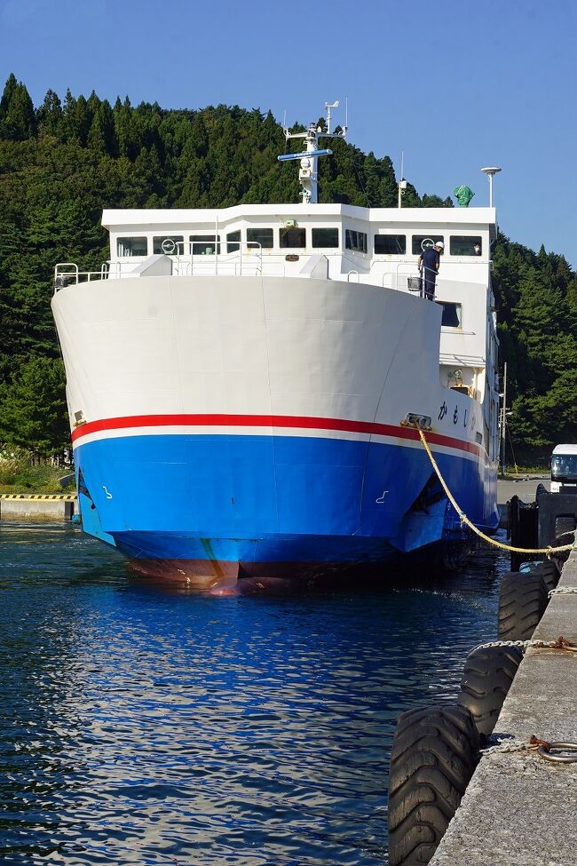 豪快な仏が浦のクルーズが終わった後はバスに乗ってさらに海岸線を南下します。そして着いたのが脇野沢港です。午後3時を回った所での到着です。この港を午後3時30分に出港するフェリーで陸奥湾を横断して津軽半島側の蟹田港まで1時間のクルーズです。添乗員さんはチケットを買い求めに走り、一応20分の自由時間になりますが、皆さんはバスから降りません。1人堤防を歩いてみると蟹田港から来るフェリーが見えました。この日の陸奥湾は風もなく海面は鏡のように静まって波もありません。その海面を滑るように来る船はとても美しかったです。この航路には個人旅行では来ることは無いと思っていたので、今回のツアーに参加してよかったと思います。フェリーはかなり小型で乗用車にして十数台しか積めないようです。この日は3列あるレーンの中央に自家用車が3台と我々のバスが1台だけでした。1時間のクルーズ中はずっとデッキに出ていましたが、海峡の中心辺りで、右に下北半島と左に津軽半島が見える景色は心に残りました。遠くに函館へ向かうフェリーも見えました。夕日に向かって走るフェリーは1時間で対岸の蟹田港に着きました。バスに戻ってそのまま津軽半島を横断してこの日に泊まる岩木山のホテルに向かいます。途中の車窓の風景も素晴らしく、稲刈りの済んだ田んぼでもみ殻を燃やす風景など普段は見られないものも見ることが出来ました。日が落ちて到着したのは「ロックウッド・ホテル＆スパ」というホテルでしたが、ここは昔の「鯵ヶ沢プリンスホテル」でした。日本中を旅していると西武鉄道グループの名残に出会うことが多くあります。ホテルとしての造りは良いので快適な滞在が出来ました。ただ、今回のツアーは結構お高いのですが、それに見合った夕食ではないように思います。温泉は素晴らしく、この日も貸し切りで楽しむことが出来ました。<br />