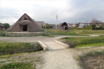 　東海大学の博物館を見学した後は，再び久能海岸沿いを走って登呂遺跡へ向かいしました．途中で見かけたお店で，イチゴのパフェを食べながら小休止し，これも登呂遺跡に向かう途中で見つけた，旧マッケンジー邸に立ち寄ってから行ったので，少し遅くなってしまい，登呂遺跡の駐車場では「5時までですよ」と念を押されました．旧マッケンジー邸というのは，海岸沿いに建つ洋館で，建てられたのは昭和15年と比較的最近ですが，建物は鉄筋コンクリートの土台で，水洗トイレ，スチーム暖房，電気調理器などが揃っていました．翌年に太平洋戦争が始まったことを考えると，当時の米国と日本の産業力の差を痛感させる建物で，今更ながら，「戦争以外にもう少し何か方法はなかったのか？」と思わされました．<br />　登呂遺跡も中学生の時に訪れて以来でしたが，「こんなに街の中にあったのか！」と改めて驚かされました．登呂遺跡には博物館が併設されていて，１Fは無料で見学できました．２Fは有料施設でしたが，発掘された沢山の発掘された沢山の物が展示されていて，とても興味深く見学することが出来ました．結構時間がかかってしまい，駐車場が閉まるギリギリまで見学していましたが，その後レンタカーを返却して，静岡駅で夕食を食べ，新幹線で帰りました．