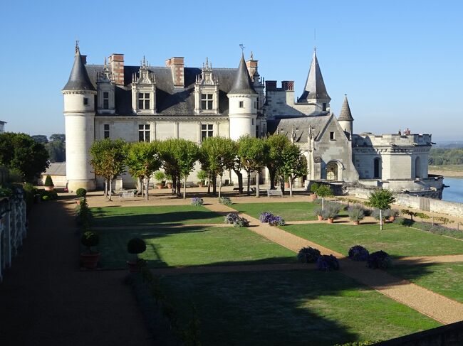 フランス旅行の春の部で、あまりに長々とディジョンの町に滞在したので、日帰りで、電車で近くの町を訪れて観光する、という新機軸を開拓しました。<br /><br />トゥールには、１週間もいるので、近くにあるロワール渓谷沿のお城のある町などを訪れようと計画してました。<br />ところが、三日も連続で、飛行機のスケジュールに欠航や変更が出て、夜は1-2時間かけて、ANAとの調整があり、疲れてしまいました。<br /><br />結果的に、一度だけ、トゥールから、もっともアクセスのいい、アンボワーズの町に出かけました。<br /><br />トゥール滞在中に、もう一つ難儀したことは、雨の日が多く、たくさんは降りませんでしたが、太陽が出た日はほとんどなく、それゆえ、この遠征の日は、天気予報が一貫して「快晴」を示していた日にしました。<br />その他の日の天気予報は外れまくって、雨の降らないタイミングにでかけてるのに雨に降られたり、苦労しました。<br /><br />もともと、ざっくりとした年間の天候リストを見て、今回の旅では、最初のトゥールの緯度がもっとも高く、季節は夏から秋へと進むのですが、私の旅の中では、おそらく最初のトゥールで、もっとも寒い思いをするだろうな、と想像してました。<br /><br />そして、異常なまでの長々と続く低気圧と、低温で、トゥールの人もびっくりするほどの寒さでした。<br />私は、持参した衣類のすべてを重ね着して、ユニクロのライト・ダウンのベストを駆使して、なんとか寒さに対抗していたのでした。<br /><br />ただ、幸いなことに、アンボワーズに遠征した日は、とても天気が良く、真っ青な空のもと、日帰り観光を楽しみました。<br />ただし、電車の本数はあまりなく、一つ逃すと2時間後みたいな状況だったので、ランチすることもなく、お城を見ただけで、そそくさとトゥールに戻ったのでした。<br /><br />