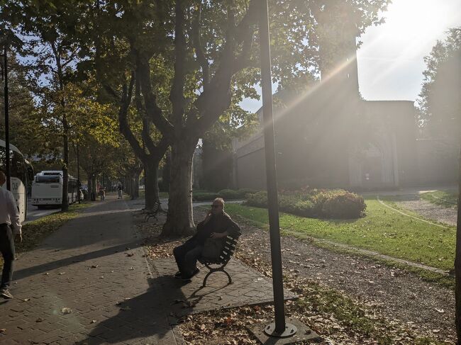 Basilica di Sant’ Apollinaire in Classe サンタポッリナーレインクラッセ<br /><br />教会なのでトイレはありません。街からバスで15～20分、1時間滞在するとして、トイレに行きたくなる事もあるある？<br />口コミにも上げる(つもり)ので重複しますが、結構大事な案件ではないかと。<br />近くにトイレあります、帰りのバス停に向かう途中？(一つ先のバス停からも乗れます))広場の横っちょです。<br />もちろん有料、0.5Euro<br />小銭があって助かった! なのでお釣りが出るのか？確かめていませんm(._.)m<br />トイレ入場の手順もちとややこしい<br /><br />5～6世紀のラヴェンナで東方と西方が比類のないやり方で出会い、交錯し、ラヴェンナは後代のヴェネツィアがそうであったように、古代末期において東方の影響のゲートウェイであった。<br />ラヴェンナの芸術はヴェネツィア同様、東方の美術中心地で達成されたものの単なる地方版以上のもの、新たなユニークな創造が行われた。<br /><br />サンヴィターレ聖堂の建築の理念が後の西欧中世の発展を先取りした様に、ラヴェンナの絵画もまた、西欧中世の芸術言語の形成に独自の創造的貢献をした。<br />ここに古代と中世の間に演じられたラヴェンナの世界史的意義がある。<br />だそうです