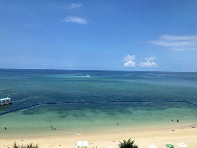 リモートワークが続く日々。鬱々としていたら、仕事が急に休めることになった。コロナも収まってるし、どこか行きたい。海外はまだちょっと。。。よし沖縄だ。でも急すぎて誰も予定が合わない。いよいよおばさん一人旅? <br />アラフィフと呼ぶにはもうぎりぎりの年齢でも楽しめるかな?<br />勢いでPeachのSaleをポチっと。<br />レンタカーはすでにいっぱい。そうだバスツアーを申し込んでみよう。<br />最初は那覇市内で飲み歩き、最終日は大判振る舞いリゾートホテルに1泊。ずっとやってみたかったヨガ体験。若い人ばかりかも、、でもやれるチャンスは簡単には来ない、やってみよう!<br />誰にも気を遣わない、自分のやりたいままに行動する本当に自分が楽しめる旅にしたい。足腰が元気なうちに!(笑)<br /><br />航空会社:peach航空<br />1日目 福岡空港~那覇空港/ヒューイットリゾート泊<br />2日目 那覇バス定期観光ツアー参加 首里城・沖縄ワールドコース<br />3日目 移動-ホテルモントレ沖縄スパ&リゾート滞在<br />4日目 モーニングヨガ/Supヨガプログラム参加 那覇空港~福岡空港<br />