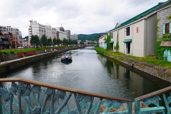 家族旅行の備忘録です。<br /><br />コロナ禍前は夏旅は沖縄一択。<br />3年ぶりに行動制限のない夏。でもマスクは外せない。<br />となると暑い沖縄でマスクをして観光するより、北海道の方が快適なのでは、、、と思い、23年ぶりに北海道に行くことに。<br /><br />お天気が心配でしたが、その時々で予定を変更して、十分に楽しめました！<br /><br />4日目　登別温泉～小樽～千歳空港<br />