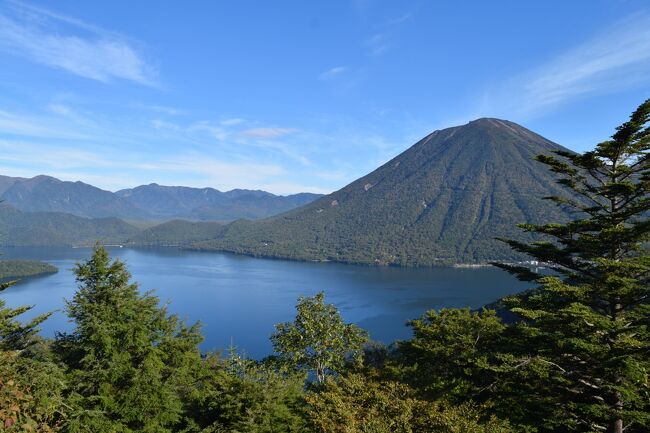 ちょっとだけ色づいてきた日光のリッツ・カールトンに泊まりに行ってきました。半月山と足を延ばして鬼怒川へ行った２日目です。<br /><br />10/3 リバティけごん13号 北千住9:43-東武日光11:22<br />10/4 SL大樹5号 下今市13:01-鬼怒川温泉13:37<br />10/4 SL大樹6号 鬼怒川温泉15:37-下今市16:14<br />10/4 リバティけごん44号 下今市16:35-北千住18:02<br /><br />宿泊<br />10/3 リッツ・カールトン日光