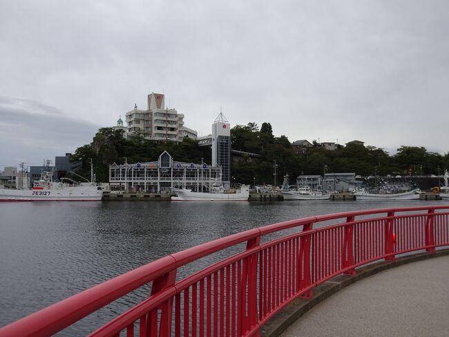 東日本大震災で津波被害にあった地域を毎年１回のペースで訪れ定点観測的に復興具合を感じていく旅。　今回で１１年目／１２回目となりました。<br />瓦礫が撤去され更地となっていた場所、嵩上げのために高く土の盛られた場所、海岸線や河川の堤防が築かれた場所、なども年月が経る毎に土の上に草が茂り、真新しいコンクリートは落ち着いた色に変わり、と次第に以前からそのような風景だったと思ってしまうようにも見えてきます。　ダンプやブルドーザーが土を運んでいたときには、この街並みをどういう風にしようとしているのかも想像のつかないものでしたが、道が出来て家が建つと新たな街の営みが始まったようにも見えます。　陸前高田や志津川では立派な復興祈念公園が造られ、あの惨劇を後世に伝え遺そうとしています。<br />とはいっても、素人が勝手に見てまわる旅ですから半分は観光がてらですが、そんななかで少しでも経済復興の一助になればと思っています。<br />さて、これまでは６月～７月に出掛けていましたが今年はその時期にコロナ感染が拡大していたこともあり躊躇している間に時間が経ってしまいました。<br />この度、作並温泉近くへ出掛ける用があったこともあり、翌日に一帯を廻ることにしましたが、陸前高田までの往復は少し辛そうでしたので、今回は気仙沼までとさせていただきました。　また脚に使うレンタカーもこの何回かは特徴を持った車を選んでいますが、今回もまた私的に「興味のある」車を選んでみました。<br />この「－２」は気仙沼の様子となります。<br /><br />前編の「－１」は石巻の大川小学校、南三陸／志津川あたりの様子です。<br />https://4travel.jp/travelogue/11783376<br />