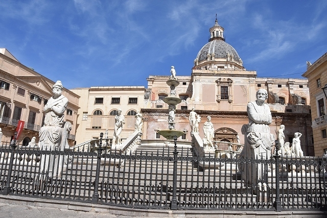 2017年9月1日から9月11日までイタリアのシチリア島を旅しました。<br /><br />古代より文明の交差点として栄えた地中海最大の島シチリア島。<br />ギリシャ・ローマ時代の遺跡や絢爛豪華な大聖堂。かすかに漂うイスラム文明の香り。<br />イタリア南部のこの島は数多の観光客を魅了して止みません。<br />そして鉄道ファンとして見逃せないのがイタリア本土からシチリア島への道のりです。<br />イタリア本土とシチリア島には橋が架けられておらず、交通手段はもっぱらフェリー。<br />なんとイタリアからの長距離列車は車両ごとフェリーに乗せられ海峡を横断するのです。<br />日本でもかつては青函連絡船や宇高連絡船が列車を乗せていましたが、今はありません。<br />これは乗りたい。ぜひ乗りたい<br />2017年9月。夏休みと有給を組み合わせ、シチリア島を訪れる機会に恵まれました。3度目のイタリア旅行です。<br /><br />実はヨーロッパにはシチリアと同じように列車ごとフェリーに乗って移動できるルートがあります。<br />デンマークの首都コペンハーゲンからドイツ北部のハンブルクに至る特急列車は、途中デンマークのロービュからドイツのプットガルテンまで車両ごとフェリーに乗せられて移動することで知られ、通称「渡り鳥コース」と呼ばれています。<br />このロマンチックな通称はヨーロッパから北極へ渡る鳥がこのコースをたどることに由来します。<br />陸地と橋を渡るルートもありますが、オーデンセ・ユトランド半島や経由するため160キロも遠回りになるため、フェリーを挟んでも最短距離となる渡り鳥コースが現在でも生き残っているのです。<br />ただし、渡り鳥コースを結ぶ海底トンネルの建設が進んでおり、2024年以降の完成が見込まれています。<br />乗るなら今のうちです。<br /><br />せっかくヨーロッパに行くのですから、南北ヨーロッパの渡り鳥コースを両方乗ってしまいましょう。<br />行ける時に行っておかないと、あとで後悔することになりますからね。<br /><br />そこで、今回は北欧のコペンハーゲンから鉄道とフェリーでヨーロッパを縦断し、イタリアの南の果てシチリア島へと向かいます。<br />そして、シチリア島ではパレルモ、モンレアーレ、アグリジェント、ラグーザ、シラクサ、カターニャ、タオルミーナを観光予定です。<br /><br />■　日程<br />2017年9月1日～2017年9月11日<br /><br />8/31　成田発<br />9/1　コペンハーゲン着　コペンハーゲン→ハンブルク<br />9/2　ハンブルク→ローマ→パレルモ<br />9/3　パレルモ着、パレルモ観光<br />9/4　パレルモ、モンレアーレ観光<br />9/5　アグリジェント観光<br />9/6　アグリジェント→ラグーザ　ラグーザ観光<br />9/7　ラグーザ観光→シラクサ<br />9/8　シラクサ観光<br />9/9　シラクサ→カターニャ　エトナ山周遊鉄道乗車<br />9/10　タオルミーナ観光　カターニャ→イスタンブール→成田空港<br />9/11　成田空港着<br /><br />※ブログ『マリンブルーの風』に掲載した旅行記を再編集して掲載しています。<br />ブログには最新の旅行記も掲載していますので、ぜひご覧下さい。<br /><br />2017年イタリア・シチリア島旅行記目次<br />https://buschiba.livedoor.blog/archives/52538354.html<br /><br />ブログ「マリンブルーの風」<br />https://buschiba.livedoor.blog/<br /><br />イタリア・シチリア島旅行記の第10回です。<br />シチリア島のパレルモを歩き回る2日間。<br />歴史の香り漂う十字路、クワトロ・カンティからイスラム人支配を今に伝えるサン・カタルド教会へと向かいました。