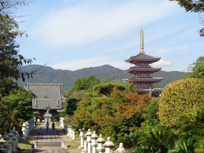 玉名温泉の司ロイヤルホテル。<br />基本的に立ち寄り湯はできませんが、ランチで温泉付きのプランがあるということで行ってみました。<br />また、日を改めて玉名市内の蓮華院誕生寺を訪れてみました。<br /><br />*蓮華院誕生寺本院は、さつまおごじょさんが「私的タイムリーなネーミングのお寺『蓮華院誕生寺』」 https://4travel.jp/travelogue/11761094 で取り上げておられます。紅葉の季節に訪問されてとても美しい写真が見られますので、是非ご覧ください(リンクは許可をいただいています)。<br />その際…写真を比較されると私的には大変キビシーのですが、Decoなりの旅行記と写真ということで、寛大な目で見ていただければ幸いです(^^ゞ<br /><br />(2022/10/24)
