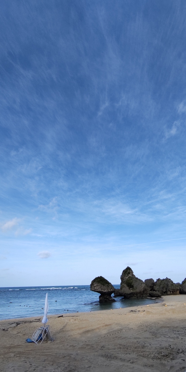 迷走台風（台風11号）どこへ行く！？<br />台風が発生して1週間後の予定の沖縄<br />通常ならば通り過ぎてしまうだろう、と思っていた台風<br />まさかの進路が沖縄方面へ南下！！<br /><br />JALは飛ぶのか！？<br /><br />まさかの旅行前、やきもきタイムの1週間(&gt;_&lt;)<br /><br />欠航を避けるため「ならば──」<br /><br />《5日目：最終日》最初のプランだと4日目（最終日）<br /><br />【ホテル日航アリビラ】-【残波岬】-【都屋漁港】-【A&amp;W牧港店】-【Tギャラリア沖縄】-【おもろまち】-（ゆいレール）-【OKA】-（JAL)-【HND】