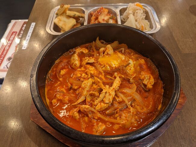 JR大阪駅のルクアイーレにあるメルカパーラーでスイーツ・フルーツ食べ放題を実施していることを知り、食べに行こうとOPEN時間の11時に行った。<br />17時まで予約で埋まっていると入店できなかった。<br />ガッカリ、そんなに人気やねんや。<br />今度ちゃんと予約して行こう。<br />ホワイティ梅田の韓国居酒屋コッキオで韓国料理を食べた。<br />ランチの後は鶴橋に行った。<br /><鶴橋訪問歴><br />2021年<br />04/11日 「カナリヤ」パフェ ⇒ 「キムチの豊年」韓国料理 ⇒ 延羽の湯<br />04/18日 「キムチの豊年」韓国料理 ⇒ 「ポジャギ」ピンス ⇒ 延羽の湯<br />04/24土 「カナリヤ」パフェ ⇒ 「笑顔の豚」韓国料理 ⇒ 延羽の湯<br />・・・・・・・・・・・・・・・・・・・・・・・<br />05/02土 「おかわり」韓国料理 ⇒ 「カナリヤ」パフェ<br />05/13木 「カナリヤ」パフェ ⇒ 延羽の湯<br />05/22土 「おかわり」韓国料理 ⇒ 「カナリヤ」パフェ<br />05/30日 「ポジャギ」ピンス<br />・・・・・・・・・・・・・・・・・・・・・・・<br />06/05土 「カナリヤ」パフェ<br />06/12土 「山賊」韓国料理 ⇒ 「カナリヤ」パフェ ⇒ 延羽の湯<br />06/20日 「笑顔の豚」韓国料理 ⇒「カナリヤ」パフェ ⇒ 延羽の湯<br />06/27日 「笑顔の豚」韓国料理 ⇒「ポジャギ」ピンス<br />・・・・・・・・・・・・・・・・・・・・・・・<br />07/04日 「ふわり」ピンス<br />07/11日 「アリの家」韓国料理 ⇒ 延羽の湯<br />07/18日 「アリの家」韓国料理 ⇒ 「ふわり」ピンス ⇒ 延羽の湯<br />・・・・・・・・・・・・・・・・・・・・・・・<br />08/07土 「おかわり」韓国料理 ⇒ 「カナリヤ」パフェ<br />08/28土 「アリの家」韓国料理 ⇒ 「ふわり」ピンス ⇒ 延羽の湯<br />・・・・・・・・・・・・・・・・・・・・・・・<br />09/25土 「アリの家」韓国料理 ⇒ 「カナリヤ」パフェ ⇒ 延羽の湯 <br />・・・・・・・・・・・・・・・・・・・・・・・<br />10/22金 延羽の湯<br />10/30土 「おかわり」韓国料理 ⇒ 「カナリヤ」パフェ ⇒ 延羽の湯 <br />・・・・・・・・・・・・・・・・・・・・・・・<br />11/27土 「カナリヤ」パフェ<br />・・・・・・・・・・・・・・・・・・・・・・・<br />12/12日 「アリの家」韓国料理 ⇒「カナリヤ」パフェ <br />12/31金 延羽の湯<br />・・・・・・・・・・・・・・・・・・・・・・・ <br />2022年<br />01/20木 「アリの家」韓国料理 ⇒ 延羽の湯<br />01/28金 「カナリヤ」パフェ ⇒ 延羽の湯<br />・・・・・・・・・・・・・・・・・・・・・・・<br />02/13日 延羽の湯<br />・・・・・・・・・・・・・・・・・・・・・・・<br />04/10日 「森」韓国料理 ⇒ 「カナリヤ」パフェ ⇒ 延羽の湯<br />04/17日 「アリの家」韓国料理 ⇒ 「ふわり」ピンス ⇒ 延羽の湯<br />04/24日 「森」韓国料理<br />・・・・・・・・・・・・・・・・・・・・・・・<br />05/04水 「アリの家」韓国料理 ⇒ 「ふわり」ピンス ⇒ 延羽の湯<br />05/22日 「ふわり」ピンス<br />・・・・・・・・・・・・・・・・・・・・・・・<br />06/18土 「森」韓国料理 ⇒ 「ふわり」ピンス ⇒ 延羽の湯<br />・・・・・・・・・・・・・・・・・・・・・・・<br />07/24日 「アリの家」韓国料理 ⇒ 「カナリヤ」パフェ ⇒ 延羽の湯<br />・・・・・・・・・・・・・・・・・・・・・・・<br />08/28日 「アリの家」韓国料理 ⇒ 「ふわり」ピンス ⇒ 延羽の湯<br />・・・・・・・・・・・・・・・・・・・・・・・<br />09/11日 「カナリヤ」パフェ ⇒ 延羽の湯 <br />・・・・・・・・・・・・・・・・・・・・・・・<br />10/23日 「カナリヤ」パフェ ⇒ 延羽の湯