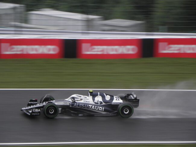 ３年ぶりに開催されたＦ１日本ＧＰ＠鈴鹿サーキットに行ってきました！<br /><br />金曜日は、フリー走行１とフリー走行２の観戦です。<br /><br />金曜日：フリー走行１（＠シケイン）－フリー走行２（＠Ｓ字コーナー）－佐藤琢磨トークショー－伊勢泊<br /><br />（表紙写真は、久しぶりの日本人レギュラードライバー、アルファタウリの角田裕毅選手！）