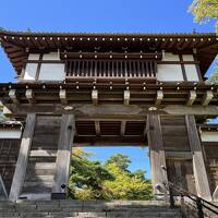 秋田に出張したので、佐竹氏の居城だった久保田城址の千秋公園を歩き、翌朝、三吉神社に参拝しました