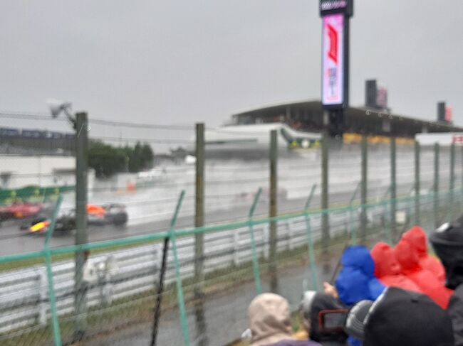 コロナもあって、３年ぶりに鈴鹿サーキットで開催されたＦ１グランプリを観戦しました。<br /><br />チケットはモビリティランドのサイトで４時間格闘してやっとＧＥＴ。<br />駐車場も民間駐車場に連絡しまくってなんとか予約。<br /><br />会場にも、決勝の日には８万人以上が訪れたそうです。<br /><br />この旅行記は決勝と、その翌日観光して帰った時のもの。<br />スマホしかなく、決勝の写真少なめですみません。