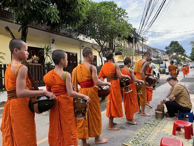 ようやく海外を旅しやすくなりました。<br />自分が選んだ行先は、タイとラオス。<br />ラオスでは中国ラオス鉄道（中老鉄路）に乗ってきました。<br /><br />　1日目　成田→バンコク<br />　2日目　バンコク→ルアンパバーン<br />☆3日目　ルアンパバーン<br />　4日目　ルアンパバーン→中国ラオス鉄道→ヴィエンチャン<br />　5日目　ヴィエンチャン→ウドンタニ→バンコク<br />　6日目　泰緬鉄道<br />　7日目　バンコク→成田