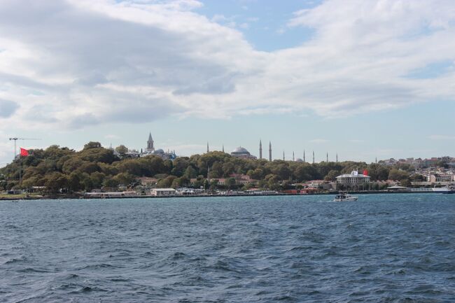 久々の海外旅行はツアー参加で。トルコの西側を巡ってきました。ご一緒いただいた皆さんとガイドさん、天候にも恵まれ、楽しい旅行ができました。日程は以下のとおりです。<br /><br />★10/ 5 移動<br />★10/ 6 イスタンブール市内観光<br />☆10/ 7 イスタンブール、トロイ、エドレミッド<br />☆10/ 8 エフェソス、パムッカレ<br />☆10/ 9 コンヤ、カッパドキア<br />☆10/10 カッパドキア<br />☆10/11 アンカラ<br />☆10/12 イスタンブール市内観光<br />☆10/13 イスタンブールで自由行動<br />☆10/14 移動<br /><br />先ずはイスタンブールです。