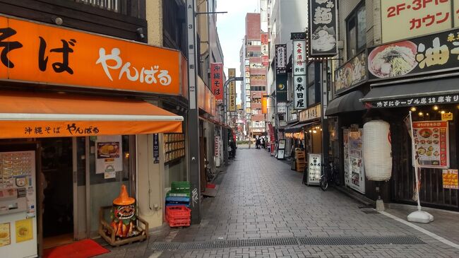 この日は新宿で昼から飲み歩きしよう。<br />飲む時には１軒で腰を落ち着けて飲むより、ちょい飲みを何軒かでするのが好きだ。<br /><br />まずは東口の立ち飲み屋「春田屋」<br />立ち飲みの人気店で、開店直後なのでまだお客さんがいないので、ゆっくり飲めそう。<br /><br />焼き物の用意が出来ていないので、もつ煮込みを食べながら生ビールとチューハイ。<br />お通しがかからないので、ちょい飲みには最適。<br /><br />30分ほどで店を出る。<br />東南口に出て、2軒目は「長野屋」<br />大正時代から続く新宿を代表する老舗食堂。<br /><br />店構えも店内もレトロ。<br />奥のテーブル席に座って、瓶ビールの大を飲みながら厚揚げ煮。<br />素朴で美味しい。<br /><br />そして鯖焼き。<br />これも素朴で美味しい。<br />ビールの後はウーロンハイ。<br /><br />ここでもゆっくり昼飲みが楽しめた。<br /><br />小腹が空いたので、立ち食いそいばでもと思って西口をぶらつくと、人気のうどん屋「かのや」を見つけた。<br /><br />新宿勤務の頃は何度となく食べた人気店。<br />久しぶりに入って見よう。<br /><br />やっぱりこの店ではかのやうどん。<br />揚げやわかめ、とろろ昆布など具だくさん。<br />美味しいうどんを食べて、酒を飲んだ胃が落ち着いた。<br /><br />お気に入りの店をはしごして大満足！