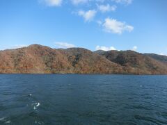 美しい朝明けに染まる蔦沼と十和田湖の紅葉。十和田湖、奥入瀬渓谷編①