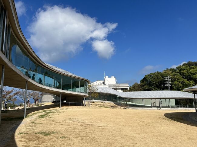 我が家のちょっと遅い夏休み。去年同様にマイル特典旅行で予約していた台北はキャンセル(>_<)やはり今年も国内旅行。それなら四国に行きたいね~(*^^*)<br /><br />私は愛媛へ行けば四国制覇となるので愛媛に行く予定で色々と検討していましたが、まだまだ行きたい所がたくさんある香川で決まり!<br /><br />気になるのはお天気。関東は週末となると雨ばかりで、旅先でも雨となると悲しい・・そんなお天気は私達が行く3日間が雨の予報で(T_T)<br />でも諦めないよ!<br />すると土曜日が晴れの予報に変わり、そして出発前日には日曜日までが晴れに変わった!<br />最終日はさすがに雨となりましたが2日間が快晴になったので良しとしましょう!<br /><br />それに何と言っても突然発表された全国旅行支援が適用になりラッキーな3度目の香川になりました。<br /><br />2日目は高松市内、屋島観光です。