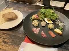 "Rossi" のランチは、前菜・デザート・飲物付きで1,300円 。セルバンテス書店へのついでに、四谷でいい感じのイタリアン見つけました！