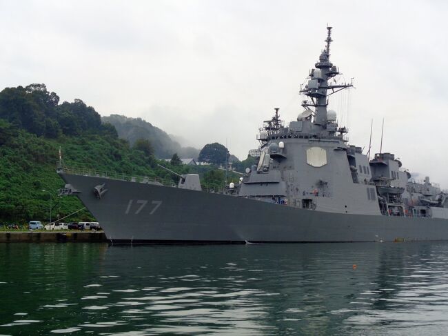 ma-yuさんの旅行記で知った、舞鶴の「海軍ゆかりの港めぐり遊覧船」。戦争はもちろん大嫌いだけど、護衛艦などを見るのは大好き♪横須賀に続いての、二回目の軍港めぐりとなった。いつか呉にも行かなくっちゃね。<br /><br />表紙は舞鶴を定係港とする、DDGイージス護衛艦あたご。