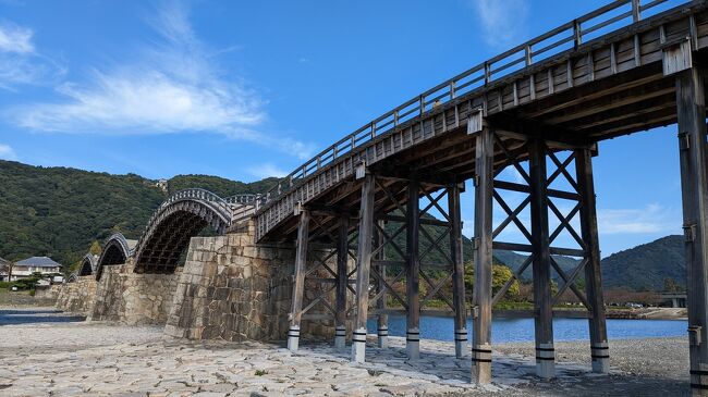 母を連れてシリーズ<br />米子からの移動は山陰本線特急「隠岐」で、新山口駅からは新幹線で新岩国駅へ。ここでタクシーが居ない問題。タクシー会社に電話するも市街地から遠くて、時間がかかるからと断られる。仕方なくしばらく待って、やっと送迎してきたタクシーに乗れた。そんなトラブルがあったが、無事に錦帯橋国際ホテルに到着。他に比べてちょっとお値段が高いホテルだったが、部屋から錦帯橋を眺められる立地を最優先。この選択は大正解だった。<br />部屋は使い易く、スタッフは親切、建物は古いけれど豪華でテンションが上がる。温泉は遠いけれど、広くて、素晴らしい景色を楽しめる。食事は美味しい。申し分のないホテルだった。<br />錦帯橋まで直ぐなので、夕食後に歩くことができた。<br />