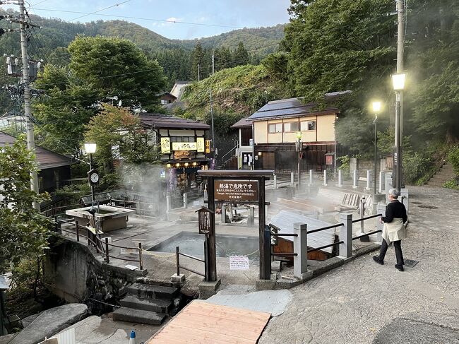 2022年10月中旬の週末に、長野県北部の飯山市、野沢温泉村、木島平村へ一泊二日の一人旅に行って来ました。<br /><br />長野県を代表する温泉地の一つ、野沢温泉は行きたい場所でしたが、スキー場のそばに温泉街があるため、週末予約の取りにくい積雪期の冬を避けて訪問する時期を検討していまして、今回訪問することに決めました。<br /><br />旅の1日目は飯山市街を訪れ、『雪国の小京都』と謳われる飯山の風情ある街を散策しました。<br /><br />その日は野沢温泉の民宿に泊まって、情緒豊かな温泉街の共同浴場の湯めぐりをしました。<br /><br />2日目は飯山市・野沢温泉村に隣接する木島平村に移動して、電動アシスト付き自転車をレンタルし、秋の訪れを感じる自然豊かな村内をサイクリングしました。<br /><br />そして旅の最後は眺望自慢の露天風呂がある馬曲（まぐせ）温泉を訪問し、立ち寄り湯で締めくくりました。<br /><br />本編は宿泊先の下高井郡野沢温泉村の前半（1日目日中）の旅行記です。