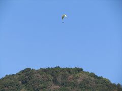 山頂からはハンググライダー（神奈川県松田町）
