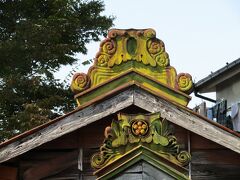 トタン屋根の鬼瓦（神奈川県松田町）