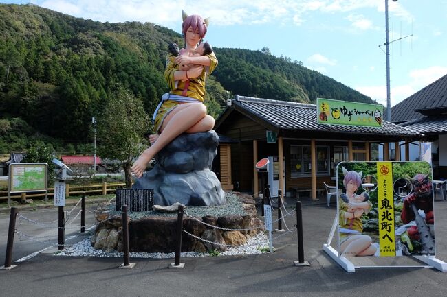 ７月に水晶のようなブルーの滝壺　にこ淵　と　星が降ってくるような夜空を楽しみに天狗高原　今回とほぼ同じコースを旅しました・・<br /><br />その時でさえ、感動したのですが・・<br />７月は雨の後で、にこ淵はすこしグリーンがかったブルーで、天狗高原の夜も雲がかかっていました。<br />どちらももっと素晴らしい風景の時があるようで・・リベンジ旅<br /><br />今回は、こんな綺麗なブルーが日本にあったんだ・・と感動の仁淀ブルーのにこ淵でした。<br />天狗高原の夜は、残念ながらまた雲がかかっていましたが、２日目は　&quot;天空の爽回廊&quot;　１３㎞を歩き、<br /><br />充実の一泊二日の旅となりました。<br />おまけに、全国旅行支援の恩恵もあり、お得な旅でした。<br /><br /><br />