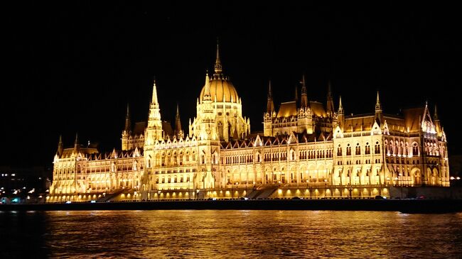 ハンガリーの首都ブダペストには世界一美しい国会議事堂があるらしい。<br />どれほど美しいのか見に行ってみると…想像以上の美しさでした。