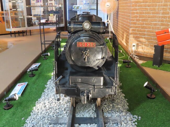 今年、日本の鉄道は、１８７２年１０月の開業から１５０年の節目を迎えたとのこと。そんな折、ローカル新聞で、新庄駅併設の鉄道ギャラリーにD51形蒸気機関車の精巧な模型が展示されていると知った晴れおじさん、にわか鉄ちゃんになってさっそく出掛けて来ました。本物の鉄道ファンの方の参考になれば幸いです。