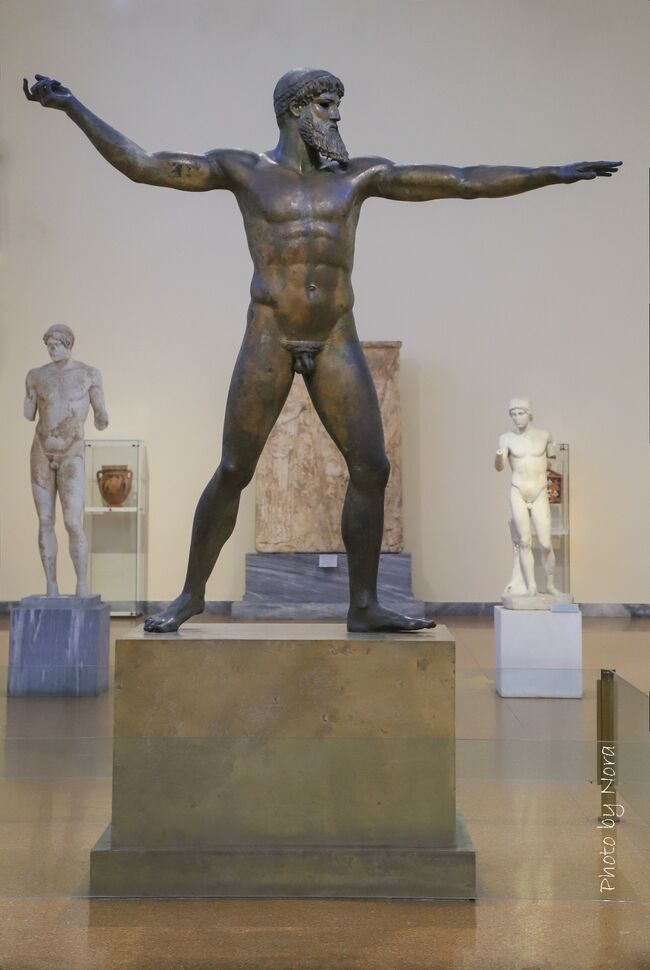9月末から10月初め　アテネ、サントリーニ島、ミロス島への個人旅行の記録と写真です。<br />ギリシャはずっと昔から私の旅行リストのトップにあった国です。ずいぶん前、ルーブル美術館でミロのビーナス像やサモトラケのニケ像に出会った瞬間や大英博物館にあるパルテノン神殿の彫刻を見たインパクトが心の中にあって、いつかこれらの作品が生まれた場所を実際に自分の目でみたいと思いながらも、いろいろな事情で、なかなかそのチャンスがありませんでした。<br />やっとの思いで2年半前に計画したギリシャ旅行がコロナ過でダメになり、今回、万難を排して実行に移しましたが、そもそもこれまで旅行記というものを書いたことがないので、ある意味、チャレンジングでした。<br />コメント欄の情報はできる限り様々なサイトを参照して正確を期すようにしましたが、完璧ではないかもしれません。また手作りの旅なので、自分の個人的体験や感想も織り込んでいますし、役に立つかどうか分からない情報もあえて入れました。それは受け止める読者によってとらえ方が違うと思うからです。私自身、この4トラベルのサイトにアップされた旅行記から、一見何でもないことのように見えて実はとても貴重な情報を頂いたことがありました。言わずもがなのことですが、一応ここにある情報についてはご自分で取捨選択してご覧頂ければ幸いです。<br />