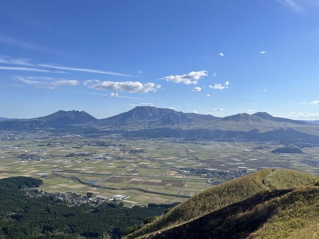 10月は気候も良いので、どこか旅に行きたくなってきました。<br />天気さえ良ければと考えていましたが、26日は晴れの天気予報です<br />阿蘇は以前通過したぐらいだったので、色々と見てみようと思い2日前にポチッと飛行機チケット購入です<br />日帰りでしたが、絶景の景色と美味しい食事と温泉に浸かりリフレッシュ出来ました