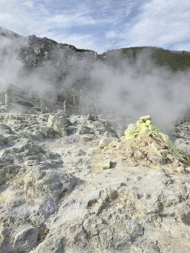 前回のゴールデンカムイ聖地巡礼旅が楽しすぎて北海道の素晴らしいを再発見できたのでまたまた行ってきました!<br />今回は、硫黄山～摩周湖～阿寒湖～旭川を横断してみました。私の備忘録がご参考になるかは分かりませんが楽しく読んでいただければ幸いです。<br /><br /> 10/21 気温 20～13℃(日中: 長袖 夕方/夜: +革ジャン)  <br /><br />飛行機　　 関空～女満別 ￥35,040(2人分) <br />　　　　　新千歳～神戸 ￥25,140(2人分)  <br />ホテル代　 北見　￥19,590(2名1室) <br />　　　　　旭川    ￥26,000(2名1室)  <br />レンタカー 　　　￥39,600<br />　　　　　　　　(女満別空港店～新千歳空港店)