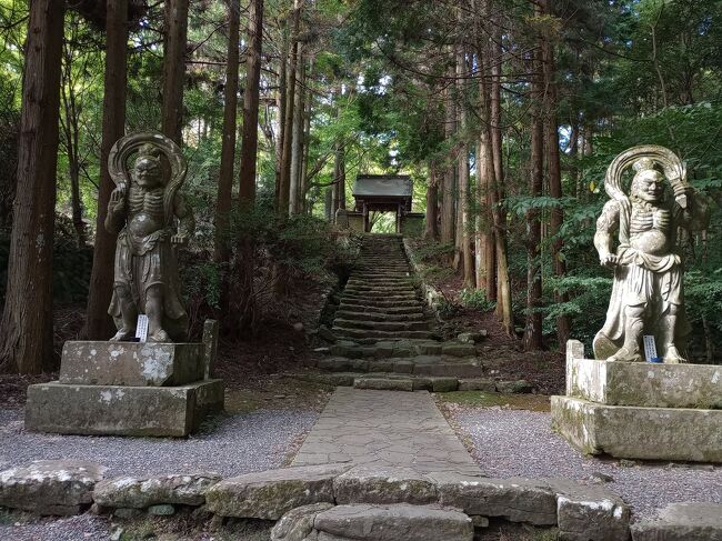 平安時代、国東半島の六つの郷に花開いた山岳仏教寺院群(六郷満山)を見てみたく、北九州旅行の初日に国東半島を訪れました。<br />成田空港10:15発のピーチ便で大分空港へ。<br />大分空港からレンタカーで両子寺、富貴寺、夕日観音(田染荘展望所)、熊野磨崖仏を巡り、中津駅へ。<br />中津駅18:32発の特急ソニック号で博多駅へ。<br />中洲に近い冷泉閣ホテル川端に宿泊。