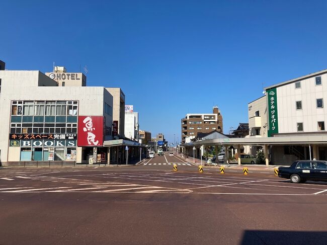 想像したとおり、こじんまりとした駅前です。<br />私は旅行の都合上、1泊しました。<br /><br />駅前を見た途端、<br /><br />「しまった！思ったとおりだ。」<br /><br />と思いましたが、<br /><br />必要なものは、1つずつ、飲食店も1形態ずつそろっている感じです。<br /><br />2泊ぐらいはいけそうです。<br /><br />