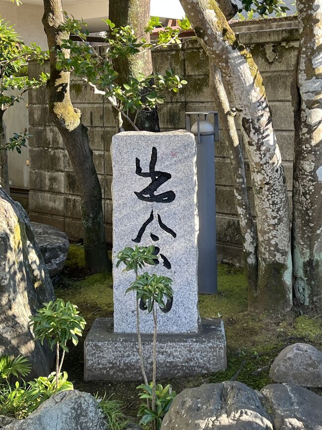 埼玉県小川町、私は何度も行っています。<br />30年位前のこと、ずーっと会費を滞納している会員が小川町にいました。その当時の担当者が放置していたため、滞納額は数十万円になっていました。ある日、税務調査で問題発覚しましたが、そのような滞納者が20名以上もおり、売上げ未計上により追徴課税の処分を受けました。<br />総務に回された強面の私の任務が会費の取り立てでした。小川町にも通いました。屁理屈を捏ねる相手と交渉を続けて滞納金の7割位を回収し、退会を条件に残額を債権放棄しました。<br />もちろん、普通の仕事でも行っていますが、小川町というと、真っ先に思い出すのは、この取り立てです。<br />つい最近、「武蔵の小京都」と呼ばれていることを知りましたが、やっぱりイケズな人がいるからかな、なんて意地悪なことを思ったりもしています。京都は大好きですよ。でも、たまに...（御免なさい）。<br />まあまあ田舎な小川町ですが、全国に約1,500店舗を展開するファッションセンターしまむら発祥の地であります。また、埼玉県を中心に約160店のスーパーマーケットを展開するヤオコー発祥の地でもあります。そしてまた、かつて預金残高が信用金庫業界第6位にまで発展していた小川信用金庫（後に経営破綻）が発祥した地でもあります。<br />しかもこの3社はごく狭い地域から生まれたものでした。<br />そんな小川町を街歩きした記録です。<br />